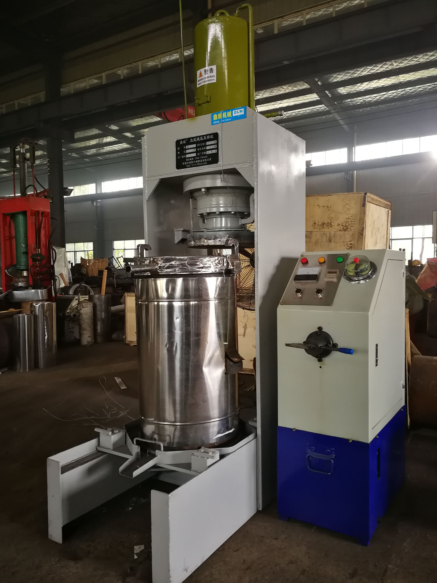 不銹鋼超高壓立式液壓壓榨機(jī)，果汁壓榨機(jī)，果渣壓榨機(jī)，藥材壓榨，油渣處理，白土壓榨