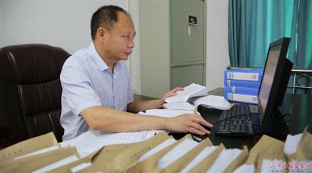 初心不改　本色不褪——記廣西勤廉榜樣、河池市紀(jì)委副書記、監(jiān)委副主任黃振林