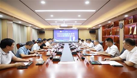 覃振華與鹿寨縣委副書記、縣長楊毅舉行工作會談