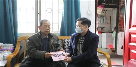 蒙勝益慰問(wèn)困難員工