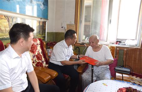 覃振華、賴海標(biāo)國慶節(jié)前慰問離休老干部