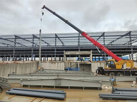 【奮戰(zhàn)三季度 打贏攻堅戰(zhàn)】冶建第四分公司內(nèi)蒙古項目2#冷庫鋼結(jié)構(gòu)首吊成功！